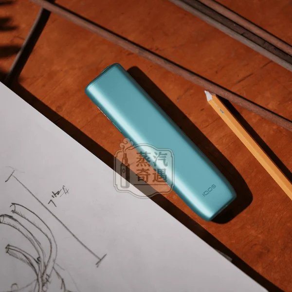 微風藍IQOS ILUMA i ONE 第8代一體式加熱菸主機放在深棕色桌面上