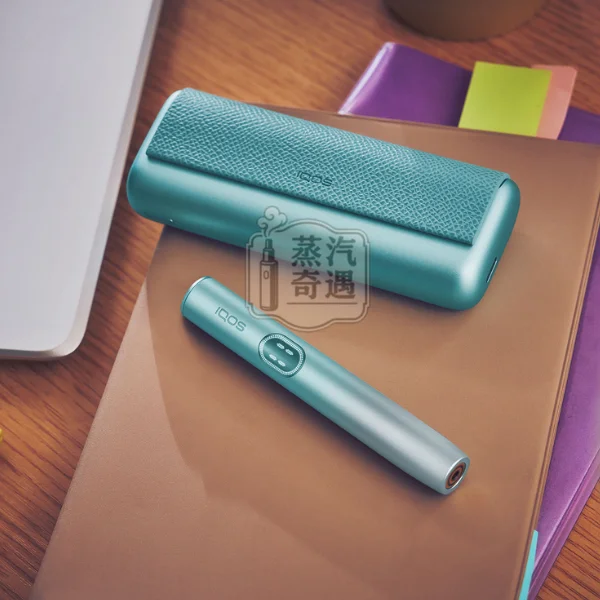 微風藍IQOS ILUMA i PRIME高階款翻蓋加熱主機放在棕色桌面上
